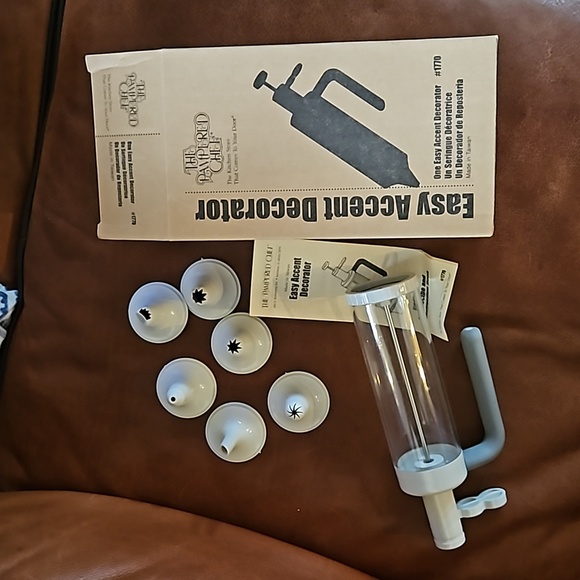 Pampered Chef accent decorator - Picture 2 of 2